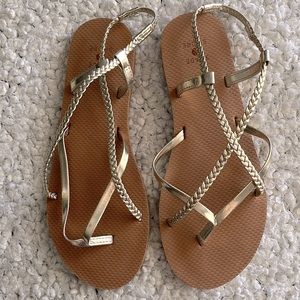 Shade & Shore gold strappy sandals 💛